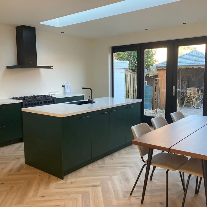 RAL Classic Пихтовый зелёный на фасадах кухни