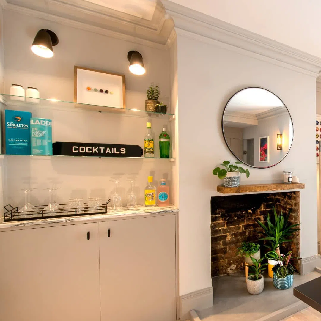 Уютный интерьер с серыми стенами French Grey Pale