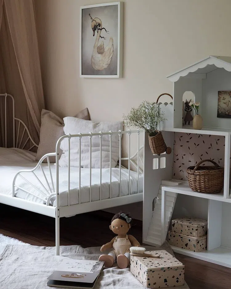 Детская комната с светлыми бежевыми стенами