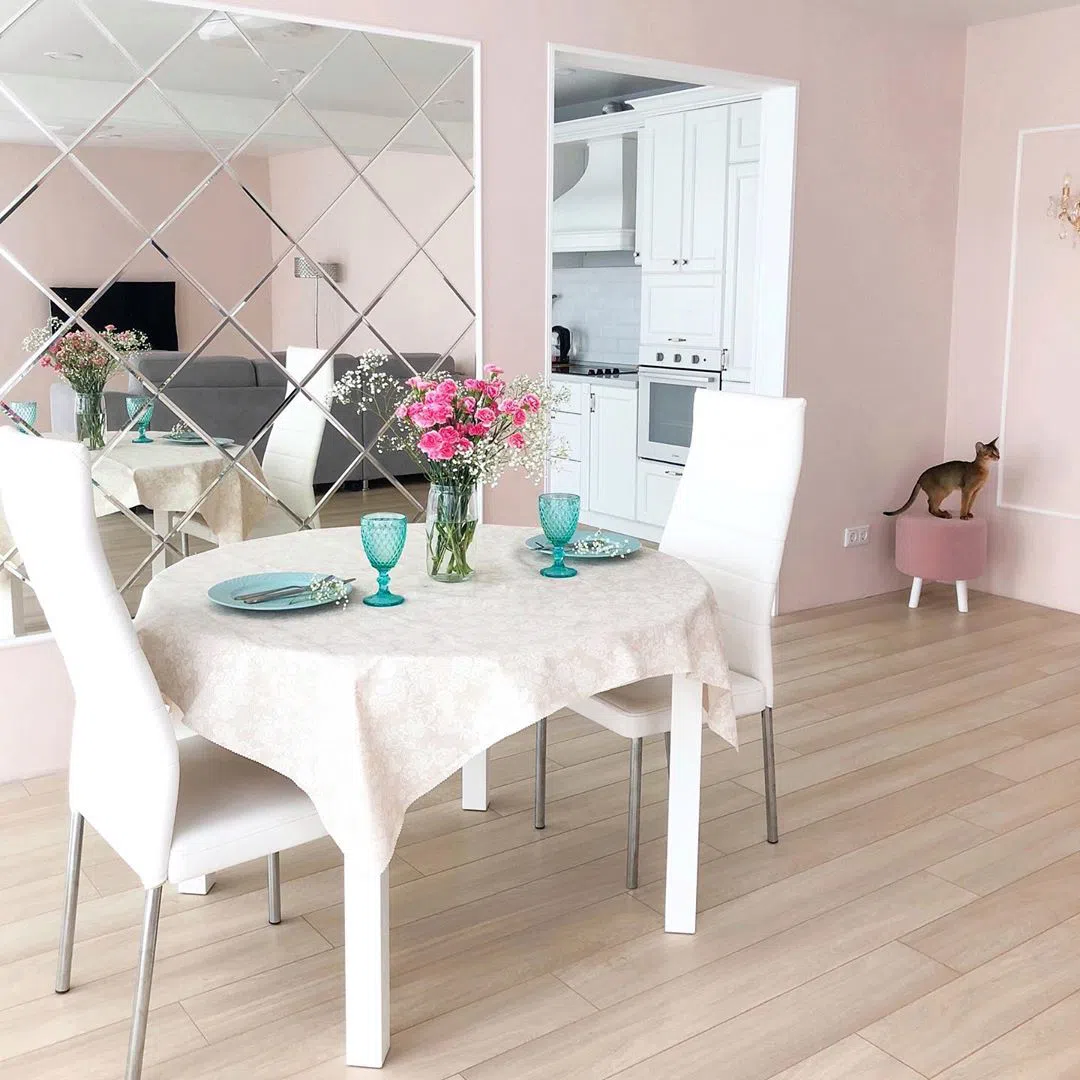 Гостиная с розовыми стенами и цветом G475