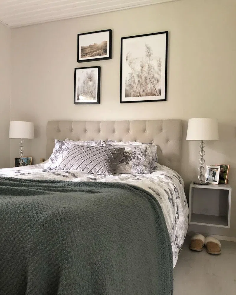 Спальная с бежевой кроватью и стенами G486