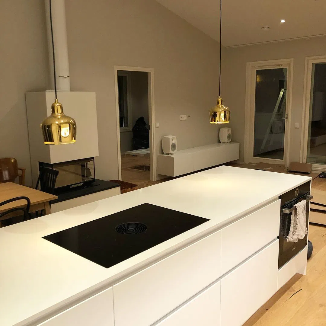 Бежевый интерьер с G486 Tikkurila вечером