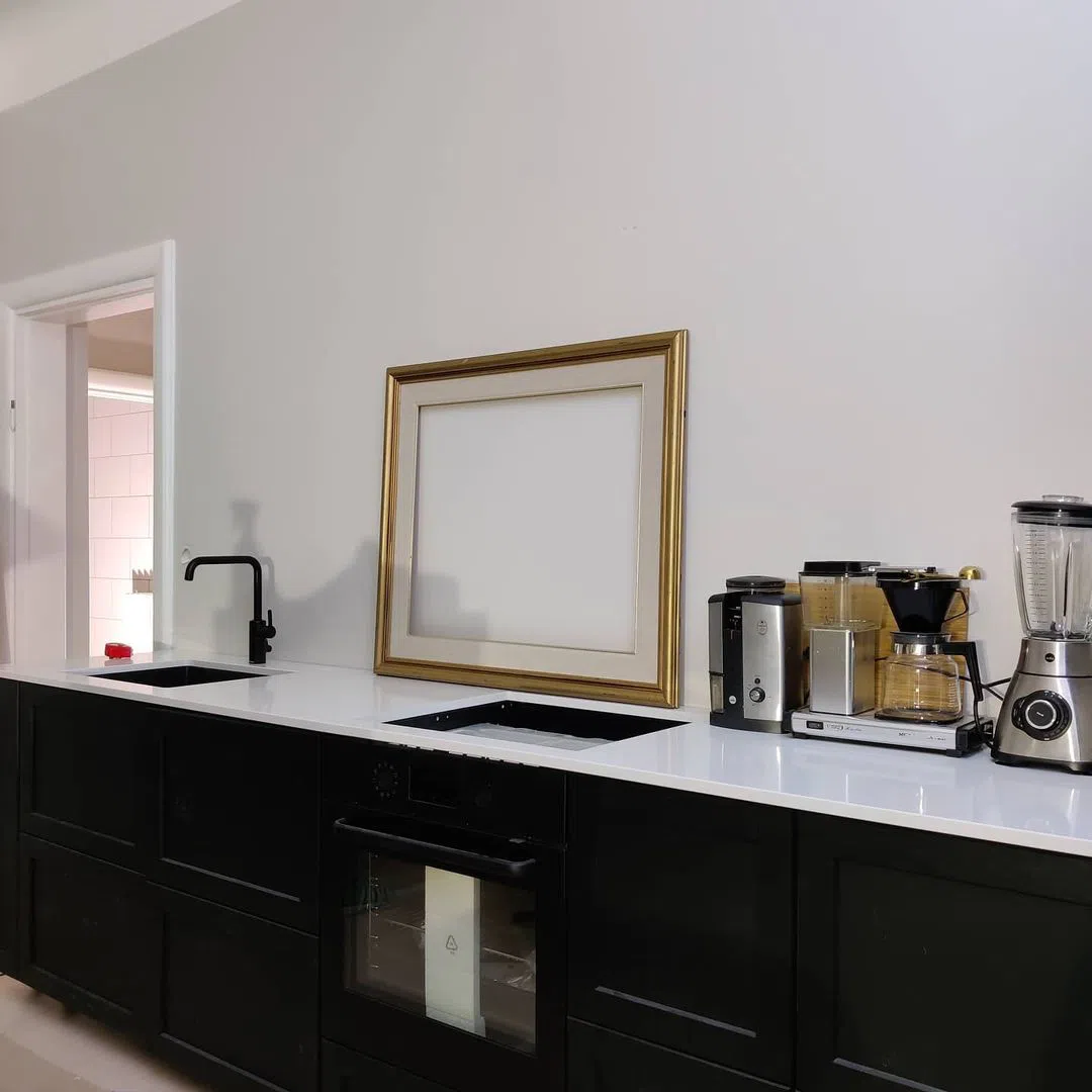 Черная кухня без верхних шкафов и цветом G486