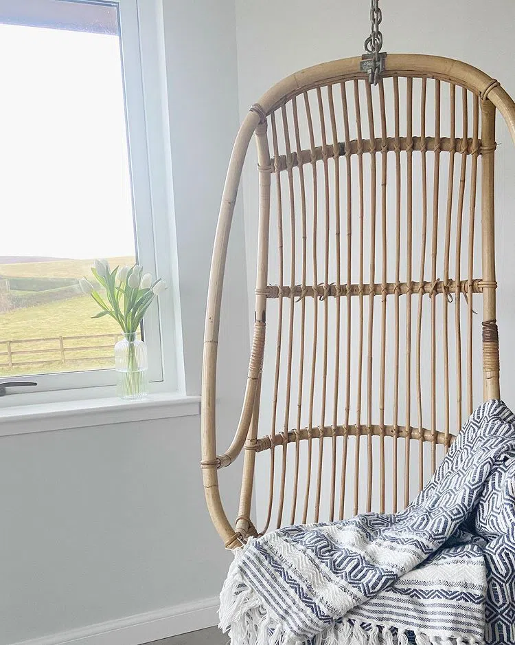 Интерьер с плетенным креслом и цветом Gauze Little Greene