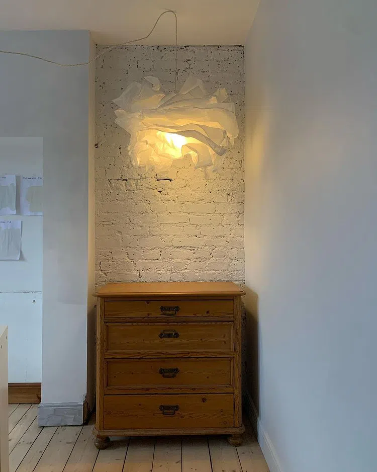 Пример интерьера с белыми кирпичными стенами и цветом Gauze