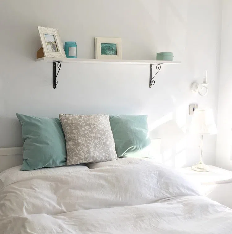 Цвет Little Greene Gauze в интерьере спальной