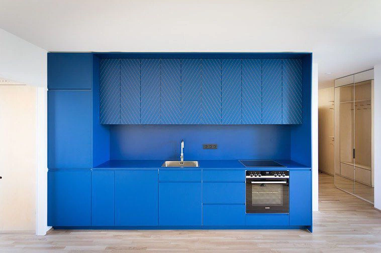 RAL 5010 на фасадах кухни