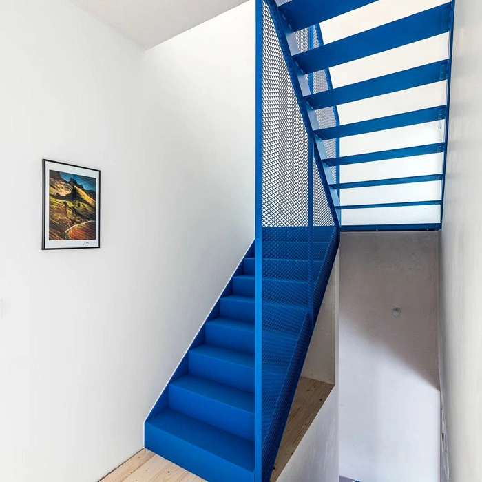 RAL 5010 на лестнице