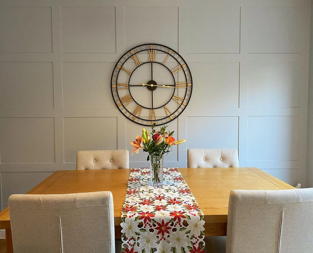 Dulux Goose Down - серая стена с квадратными панелями