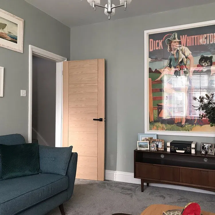 Фото интерьера с серыми стенами и деревянными дверьми