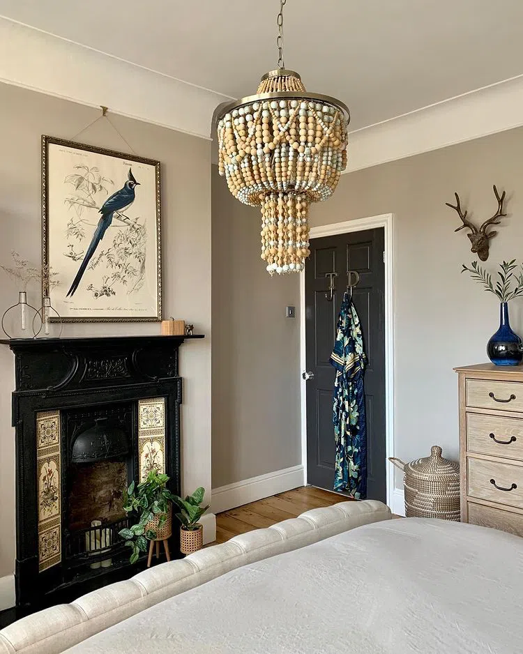 Бежевая спальная с деревянной люстрой и цветом Elephants Breath