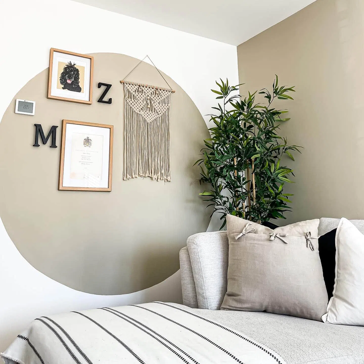 Бохо интерьер с цветом greige Farrow and Ball Stony Ground