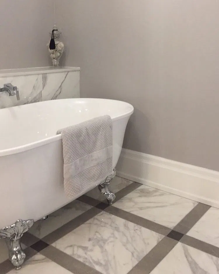 Ванная с серыми стенами Benjamin Moore Smoke Embers