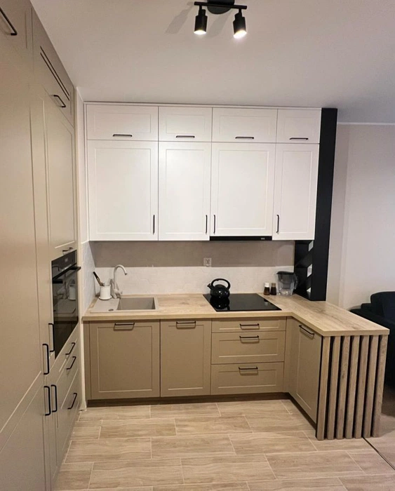 RAL 1019 бежевые и белый фасады кухни