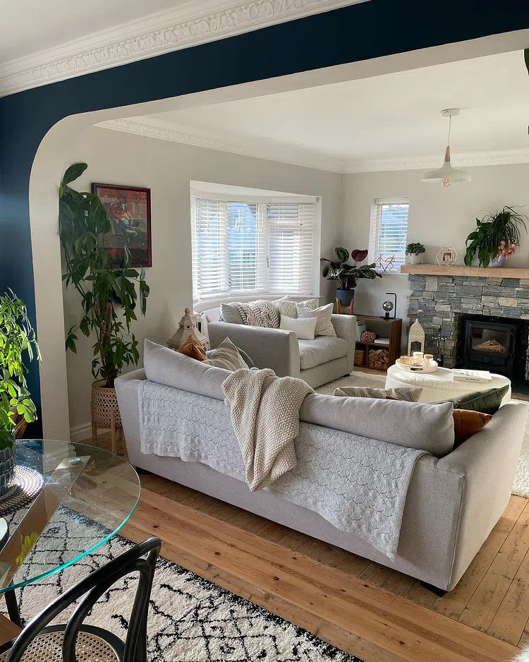 Стильный интерьер с серым Dulux Chiltern White 40YY 73/028