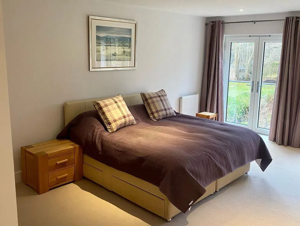 Спальная с светло-серыми стенами Dulux Grey Steel 4