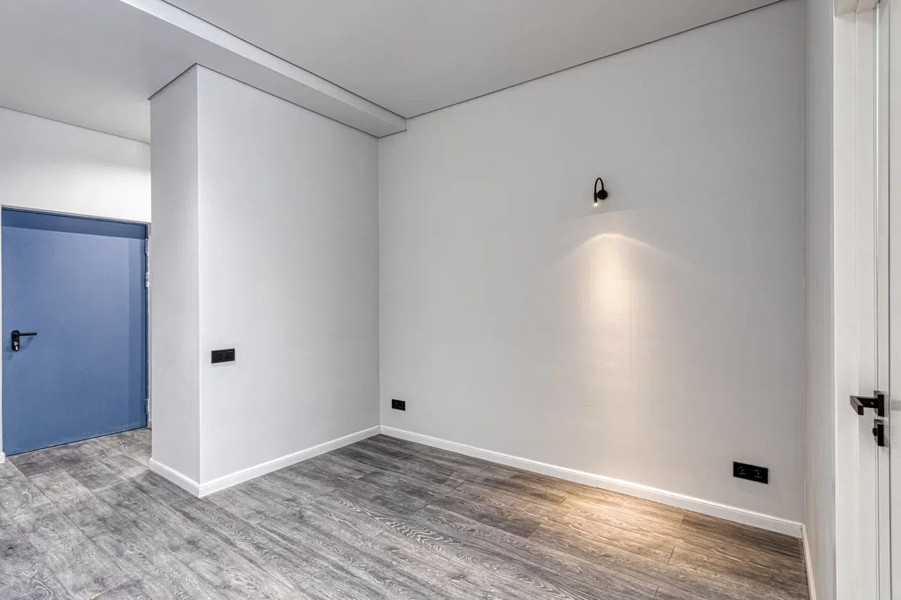 Интерьер с серыми стенами Dulux 50GY 72/012 и синей дверью