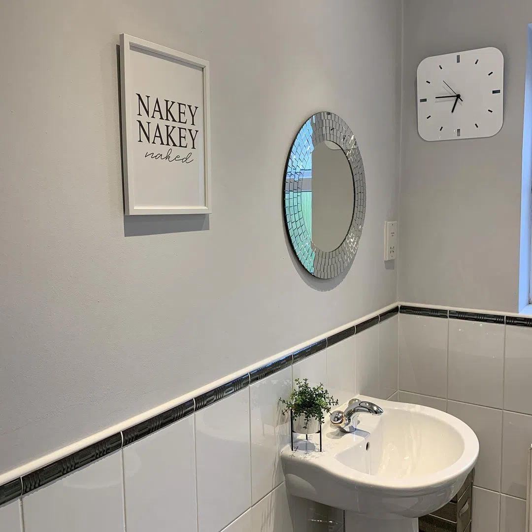 Ванная с серыми стенами Grey Steel 3 и белой плиткой