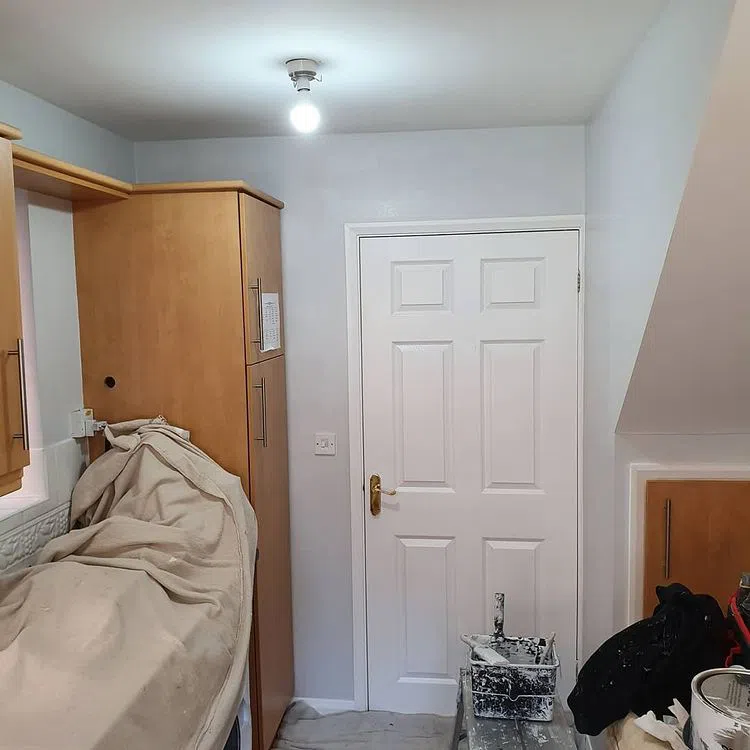 Серые стены Grey steel 3 и белые двери с филенками