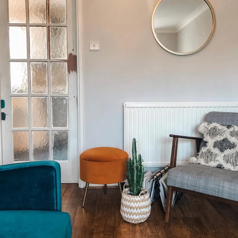 Интерьер с яркой мебелью и серыми стенами Dulux Grey Steel 3