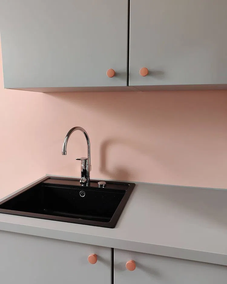 Кухня с розовыми стенами Tikkurila Magnolia