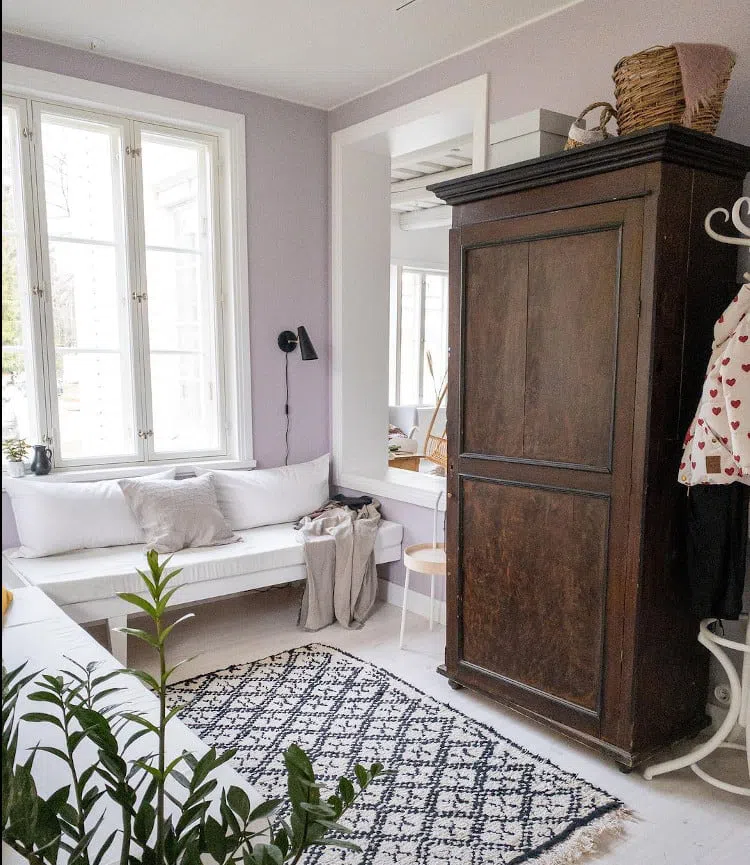 Интерьер комнаты с светлыми фиолетовыми стенами H426