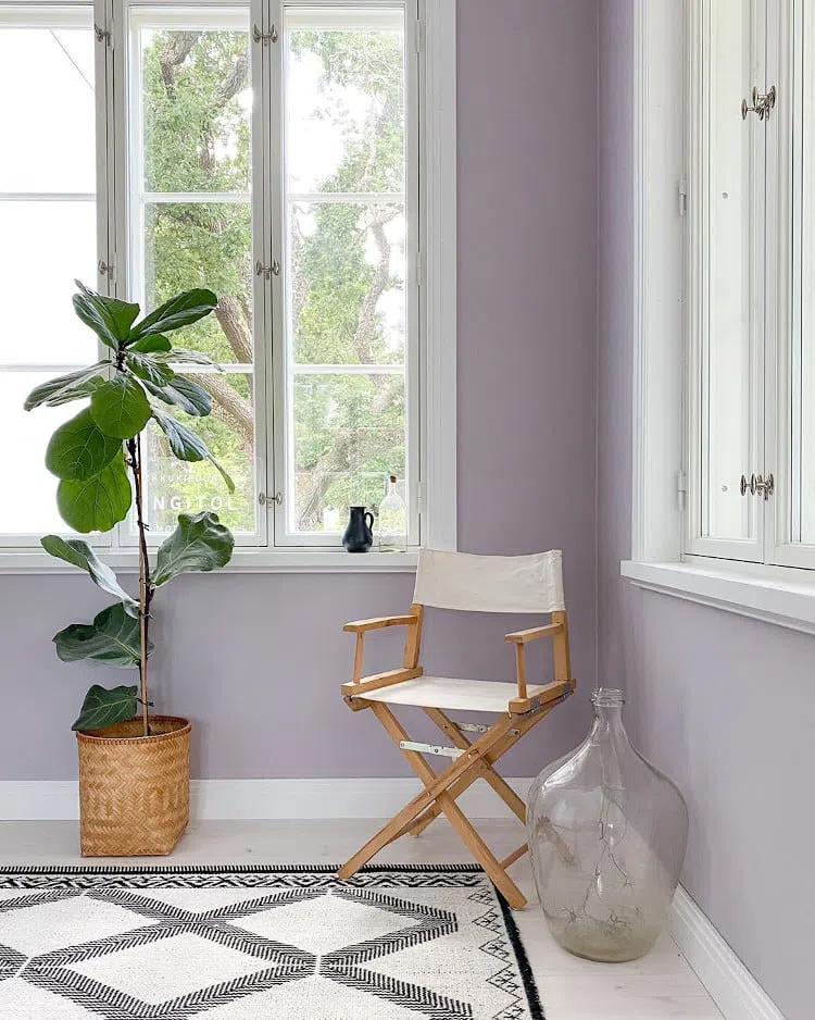 Интерьер комнаты с лавандовыми стенами Tikkurila H426