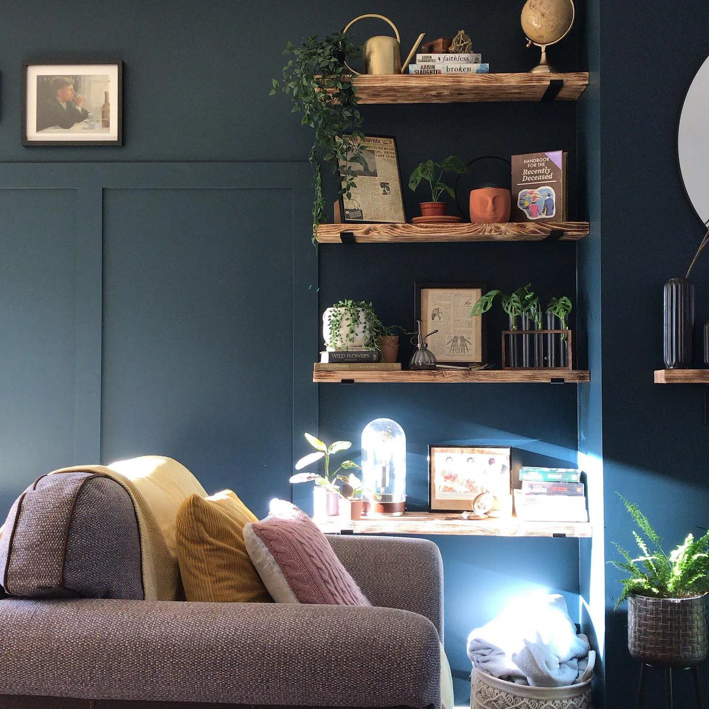 Темно-синий интерьер с молдингами Farrow and Ball Hague Blue