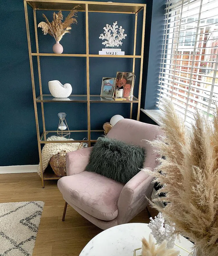 Стильный интерьер с синими стенами Farrow and Ball Hague Blue