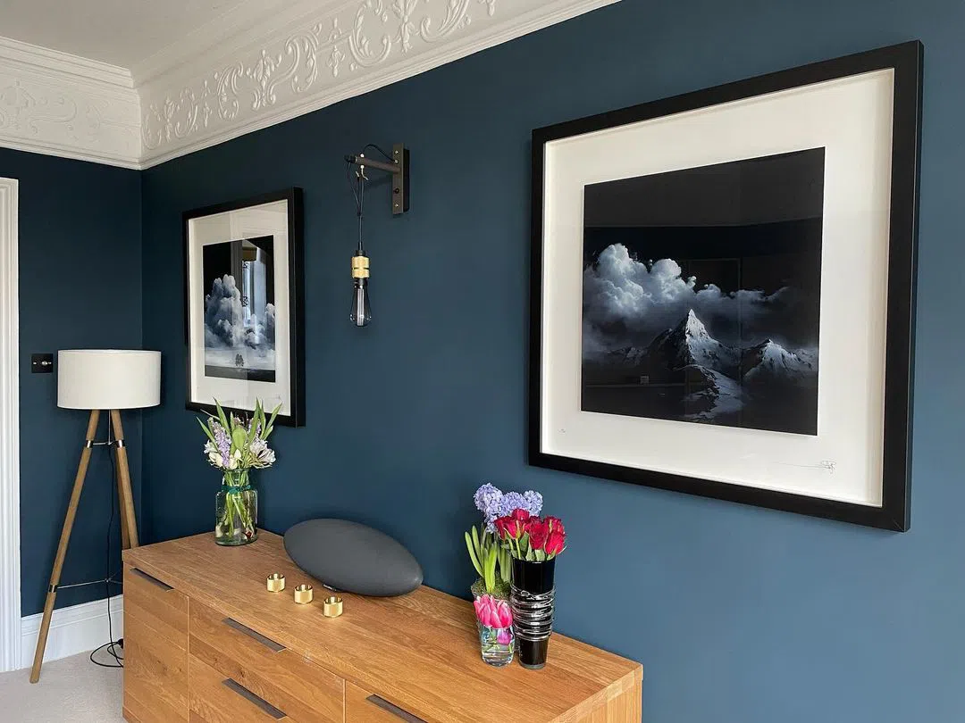 Интерьер с темно-синими стенами Farrow and Ball Hague Blue