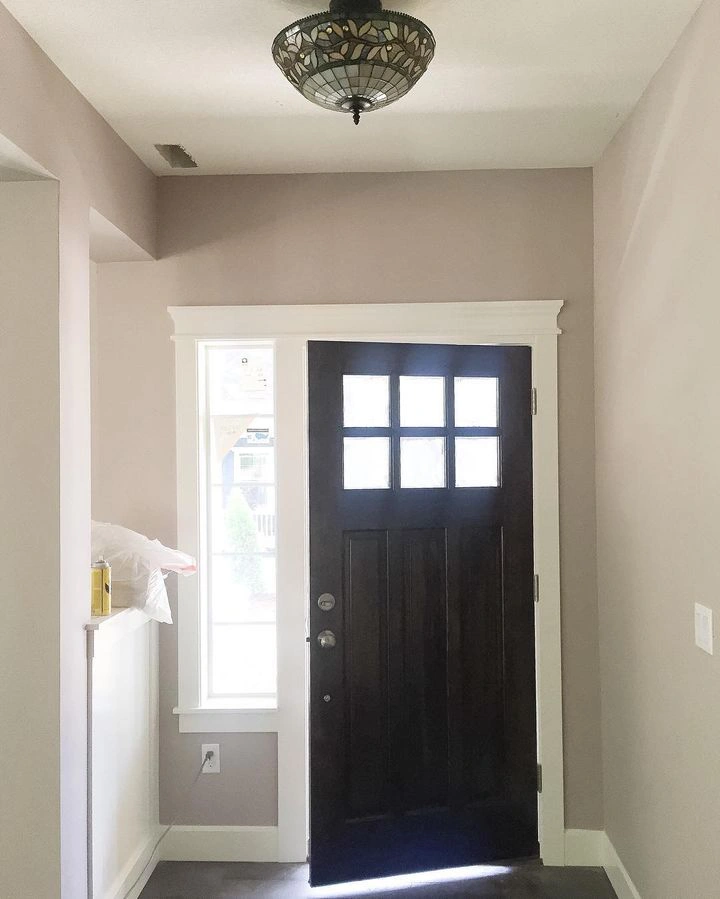 Sherwin Williams SW 6037 Temperate Taupe в интерьере фото