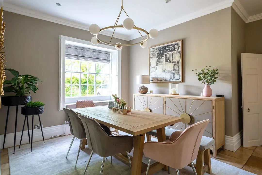 Бежевая столовая зона с Farrow and Ball Hardwick White