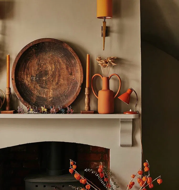 Стильный интерьер с бежевым Hardwick White Farrow and Ball