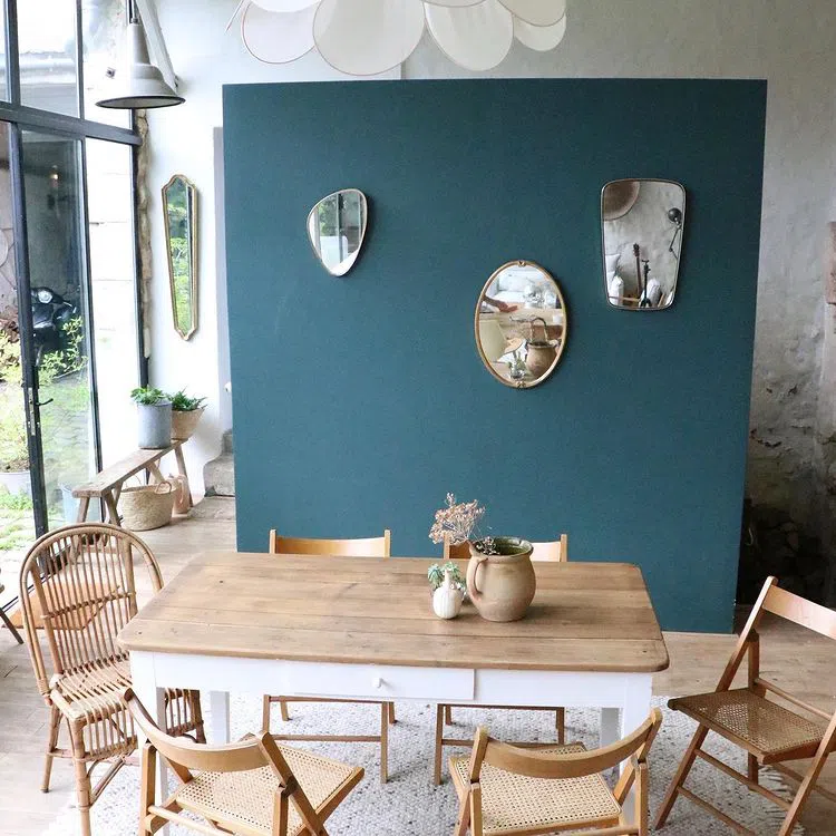 Деревенский интерьер с темным цветом Harley Green