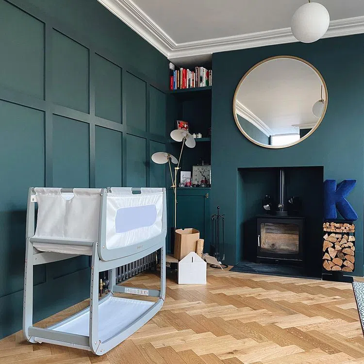 Гостиная с темным морским цветом Harley Green Little Greene