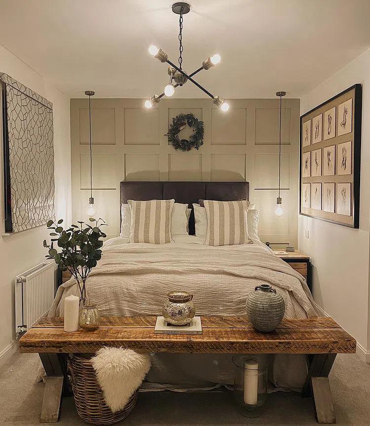 Акцентная бежевая стена в спальне с цветом Farrow and Ball Hardwick White