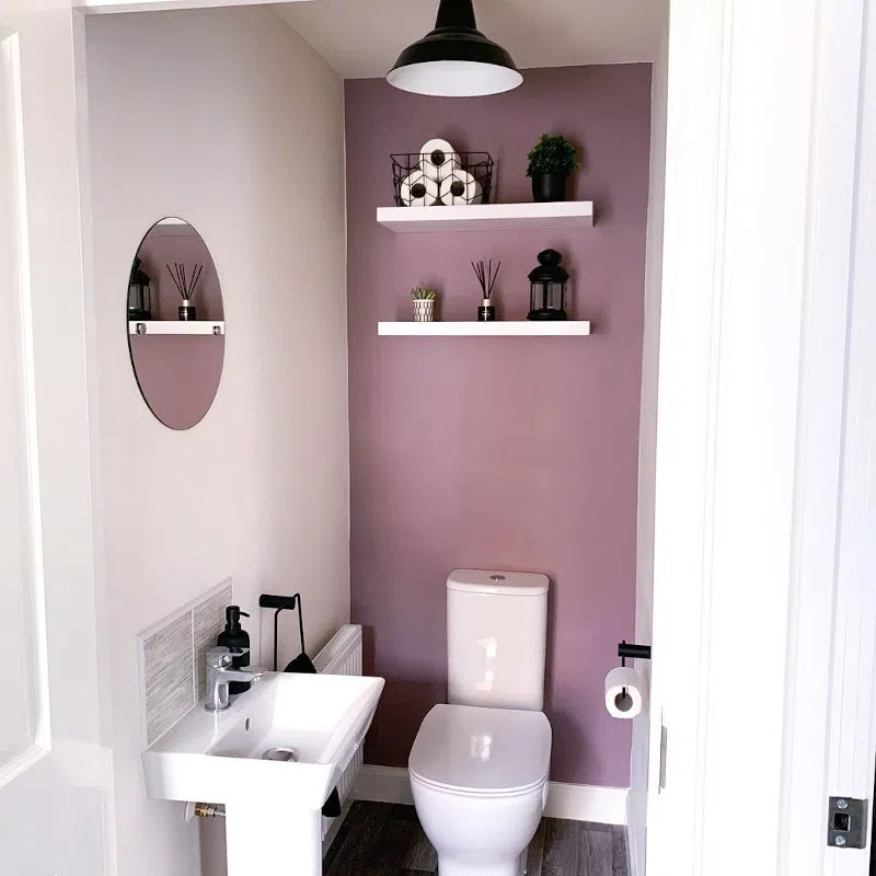 Акцентная розовая стена при естественном освещении