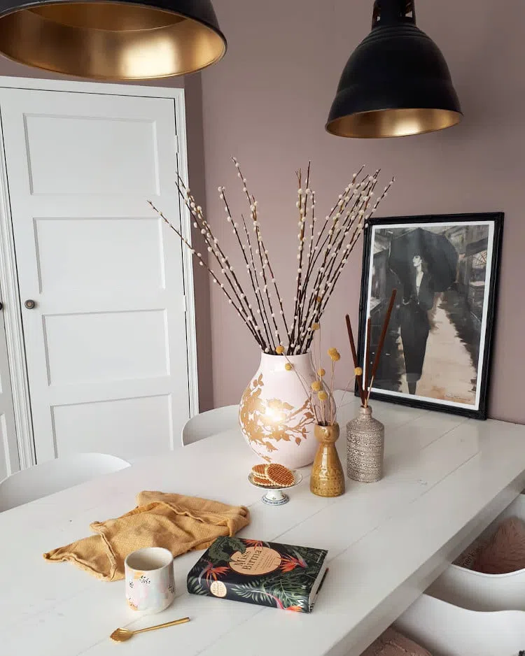 Обеденная зона с бледно-розовыми стенами