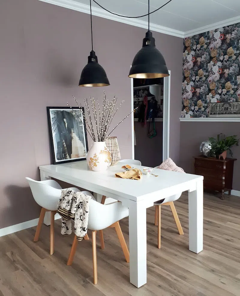 Обеденная зона с большими черными светильниками с золотом