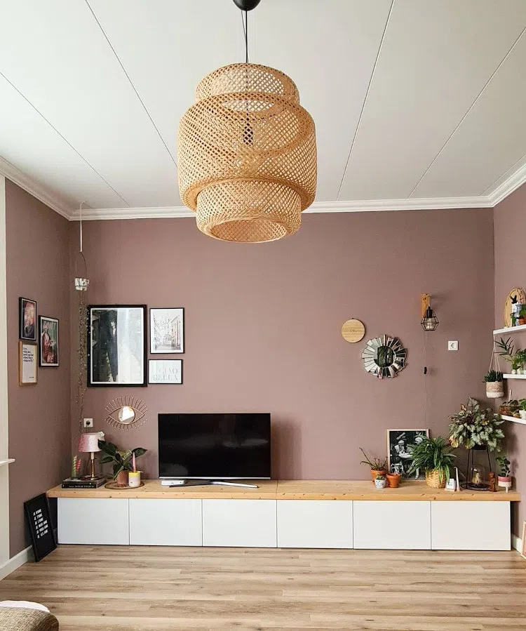 Сочетание розовых стен и плетеной люстры