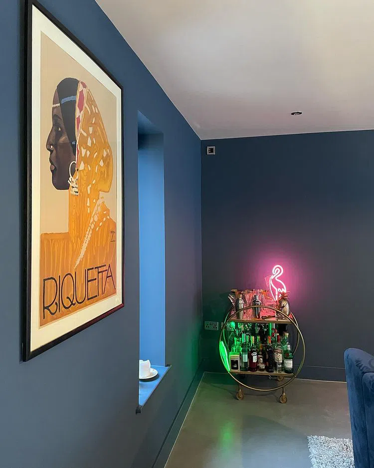 Современный интерьер с синими стенами Hicks Blue