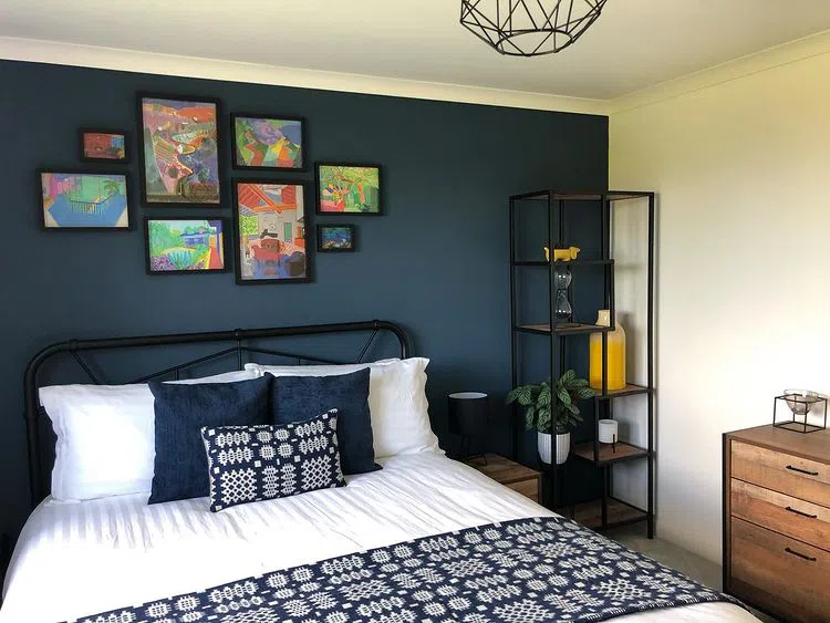Интерьер спальни с синей стеной Hicks Blue