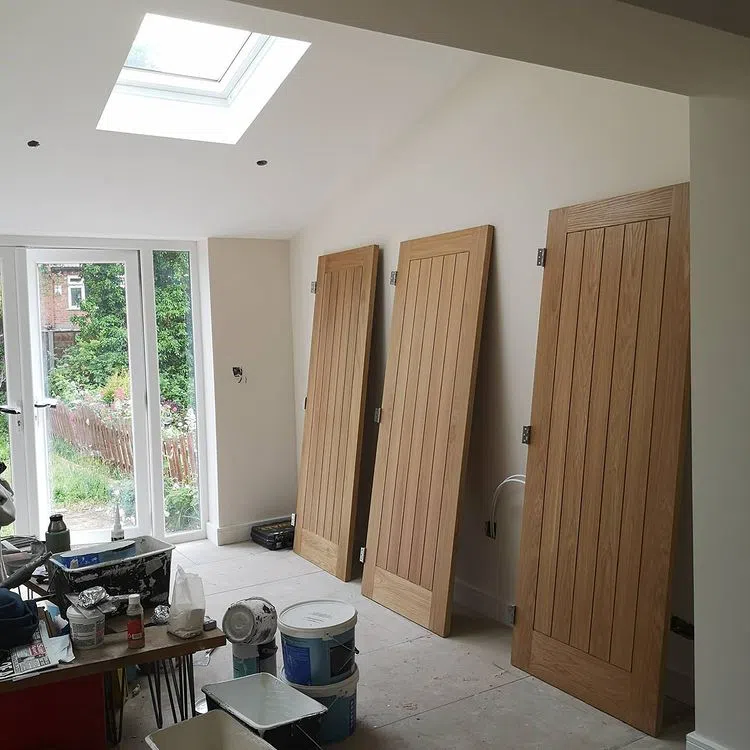 Окраска стен в доме цветом Hollyhock