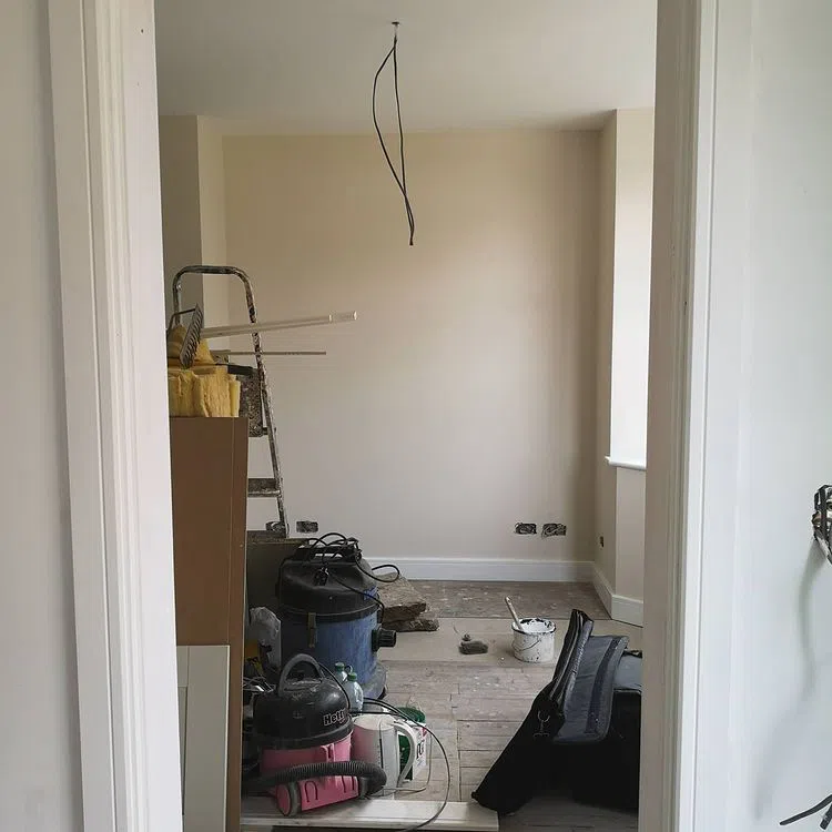 Гостиная с бежевыми стенами Hollyhock Little Greene