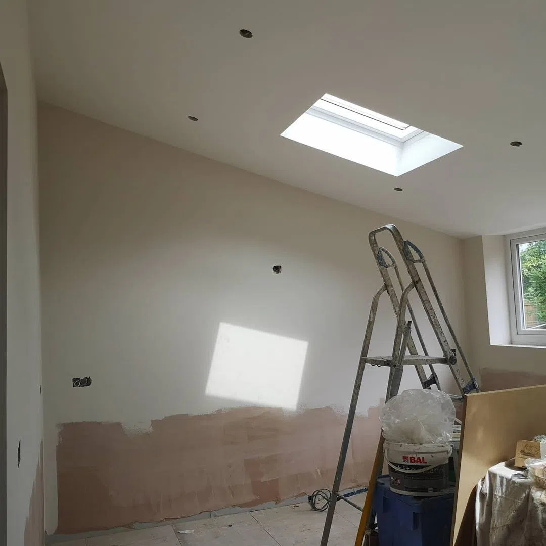 Бежевые стены на кухне Little Greene Hollyhock