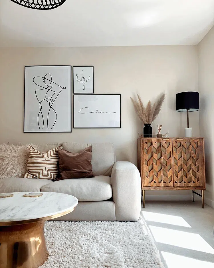 Бохо интерьер в бежевых тонах с цветом Little Greene Hollyhock