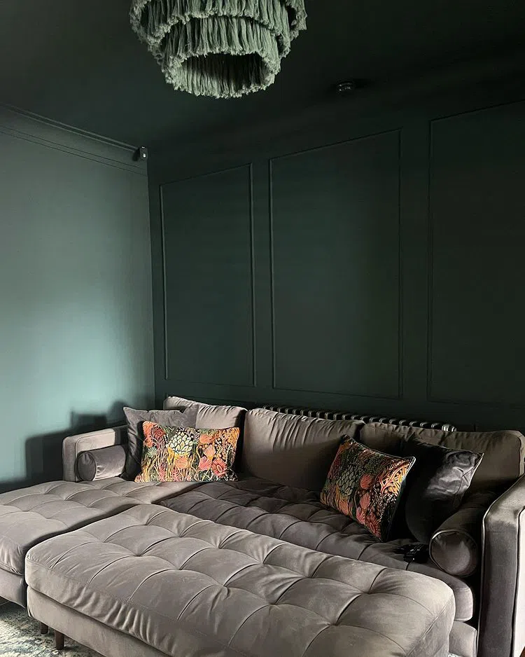 Стильный интерьер с стенами Farrow and Ball Inchyra Blue