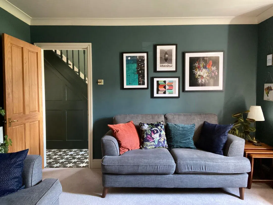 Классический интерьер с темными стенами Farrow and Ball