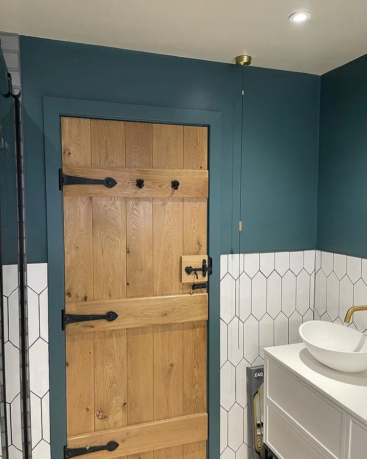 Ванная с темной зеленой краской Inchyra Blue и плиткой гектагон