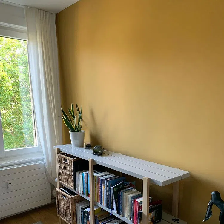 Акцентная жёлтая стена India Yellow Farrow and Ball